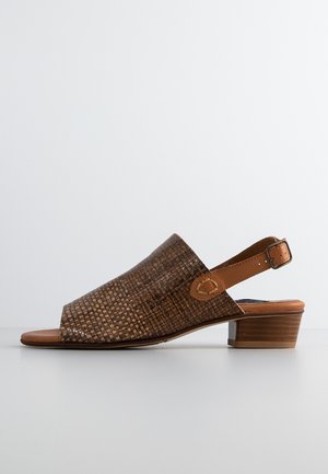 Braunes, gewobenes Leder-Slingback-Schuhwerk mit offener Zehe, mittelhohem Blockabsatz, verstellbarem Knöchelriemen und strukturierten Oberflächen. Einfaches, modernes Design.