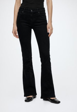 ONLY, ONLLOLA SUPER LOW WAIST FLARED - Дънки с широк крачол - washed black