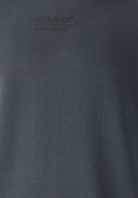 Mörkblå bomullströja med en mjuk textur och präglad logotyp "FZ FORZA" med "CHILLOUT" nedanför. Enkel design med rundad halsringning.