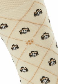 Beige Socken mit einem Diamantmuster und kleinen Kamerasymbolen. Strukturierter Stoff mit kontrastierenden schwarzen und braunen Details entlang der Designs.