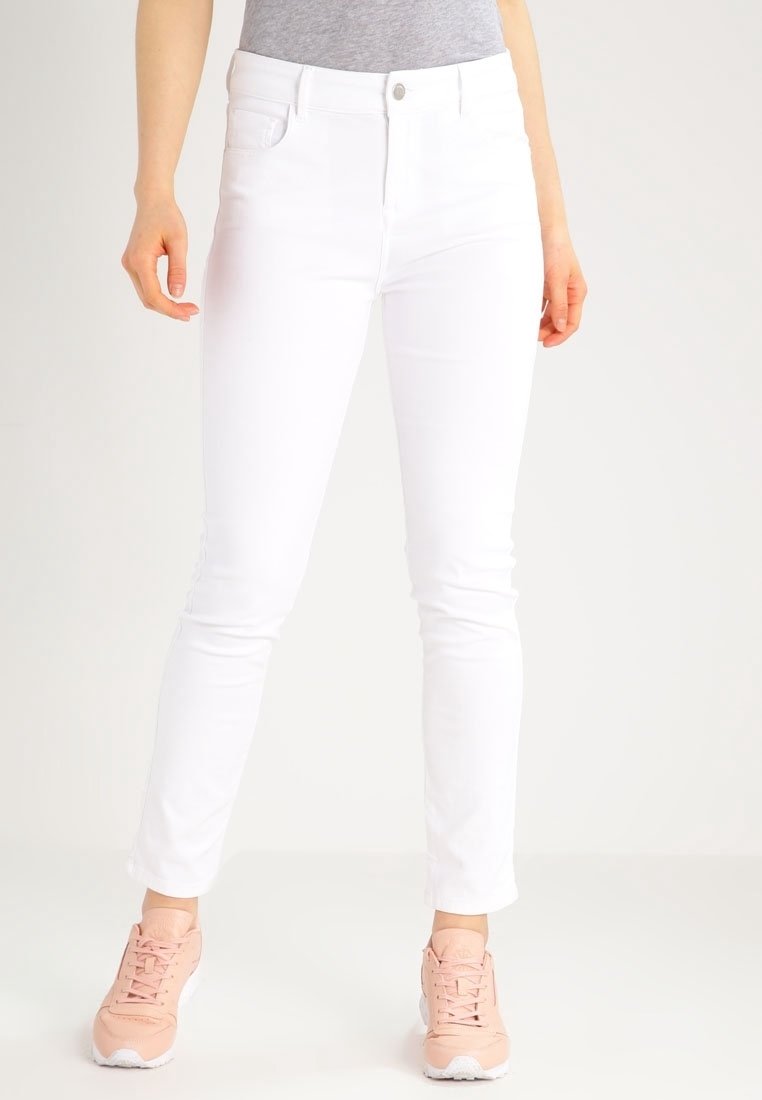 Vita denimjeans med slim fit, som har fem fickor, knäppning med knapp och en slät textur. Utanpå bärs de med ljusrosa sneakers.