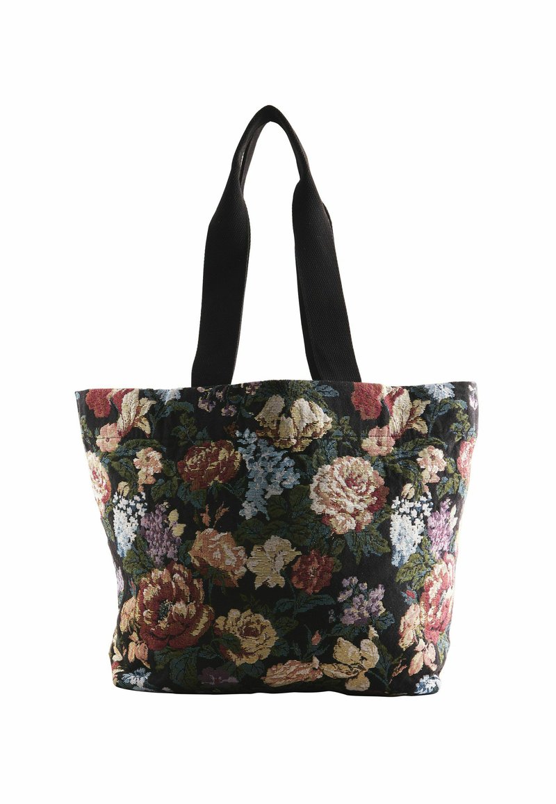 Blommönstrad tote-väska med svart bakgrund, prydd med olika färgade rosor och blommor, kompletterad med robusta svarta handtag.