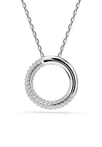 Collar de plata con un colgante circular que presenta diseños en capas y texturizados, además de cristales transparentes incrustados. La cadena es uniforme y con eslabones.