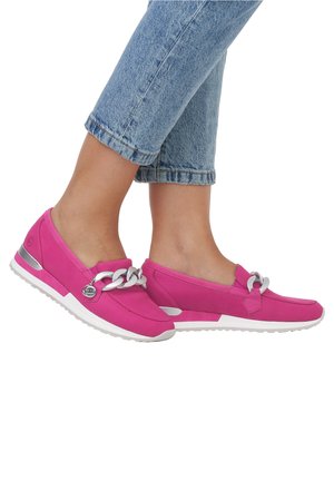 Mocassins en toile rose vif avec une accent en chaîne, bout rond et semelle en caoutchouc blanche ; associés à un jean en denim bleu clair coupé.