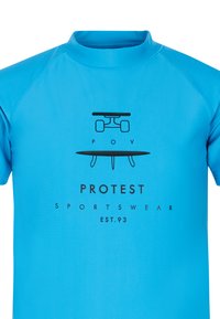 Blå kortärmad rashguard med en svart grafisk design som visar en skateboard och texten "PROTEST SPORTSWEAR EST. 93" under.