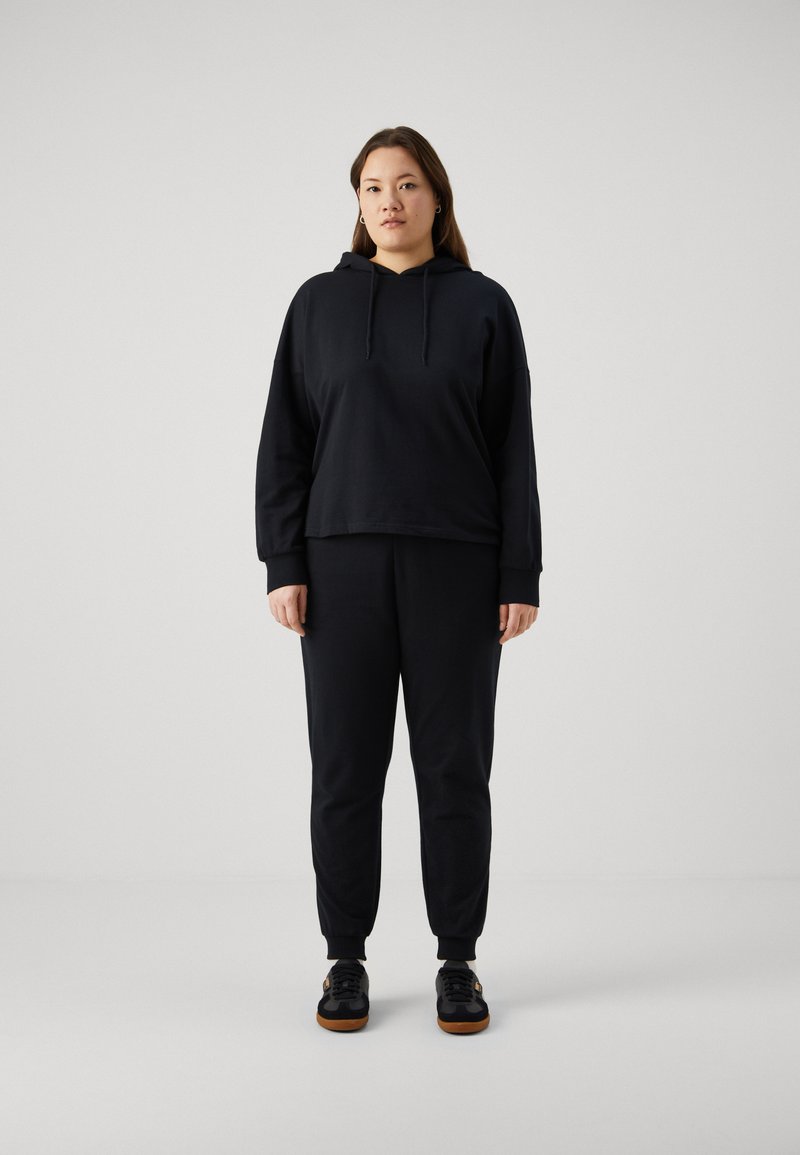 Even&Odd Curvy - SET - Salopetă sport - black, Extindeți