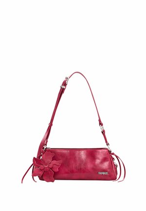 Punane nahast õlakott reguleeritava rihma, dekoratiivse lillekaunistuse ja väikese metallist Desiguali logoga esiküljel.