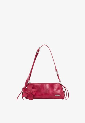 Rode leren schoudertas met verstelbare riem, decoratieve bloemversiering en klein metalen Desigual-logo aan de voorkant.