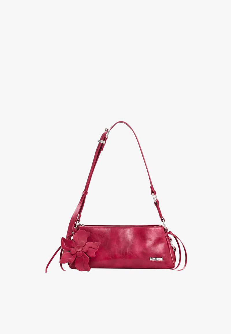 Borsa a tracolla in pelle rossa con tracolla regolabile, decorazione floreale e piccolo logo metallico Desigual sul davanti.