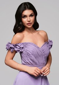 Abito in lavanda con spalle scoperte, corpo plissettato e dettagli floreali sulle maniche. Tessuto morbido, vita aderente e gonna fluida.