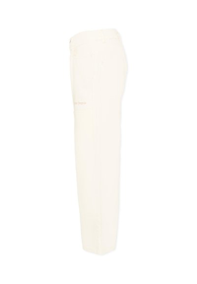 Jean en denim blanc coupe ajustée, vu de côté, avec poches avant et arrière ainsi que passants pour ceinture.