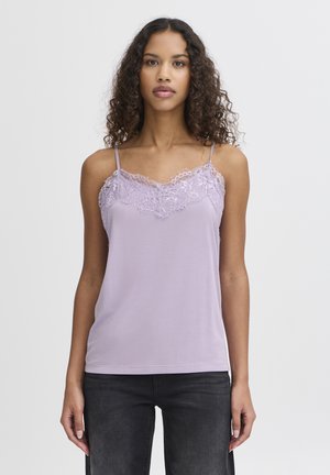 Helllila Spaghetti-Top mit Spitzenbesatz entlang des Halsausschnitts. Verfügt über dünne, verstellbare Träger und eine glatte Stoffqualität. Klassischer Schnitt.