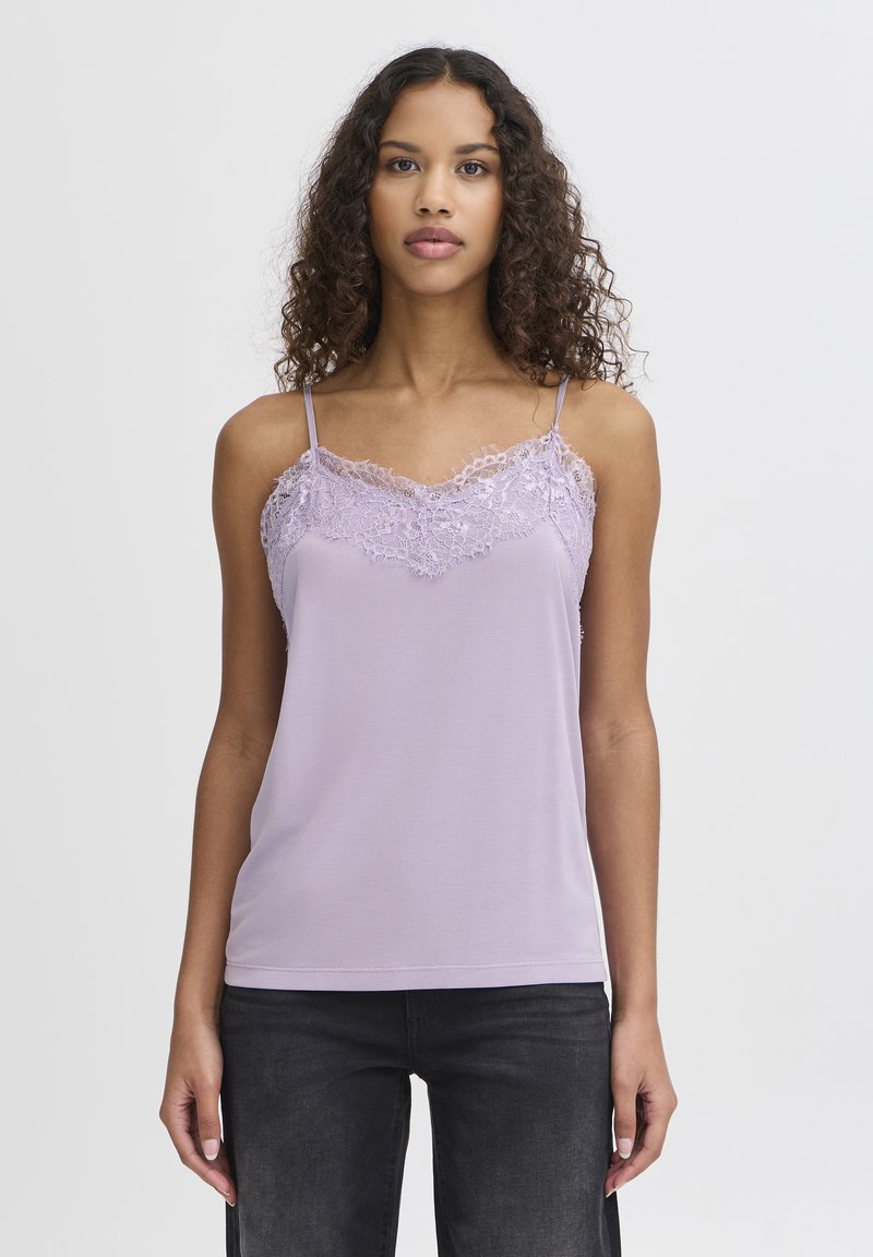 Helllila Spaghetti-Top mit Spitzenbesatz entlang des Halsausschnitts. Verfügt über dünne, verstellbare Träger und eine glatte Stoffqualität. Klassischer Schnitt.
