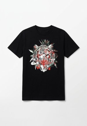 Camiseta negra con un diseño de cabeza de tigre geométrica multicolor rodeada de formas abstractas y líneas en tonos rojos, blancos y verdes.