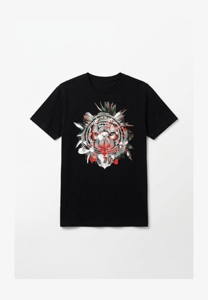 Camiseta negra con un diseño de cabeza de tigre geométrica multicolor rodeada de formas abstractas y líneas en tonos rojos, blancos y verdes.