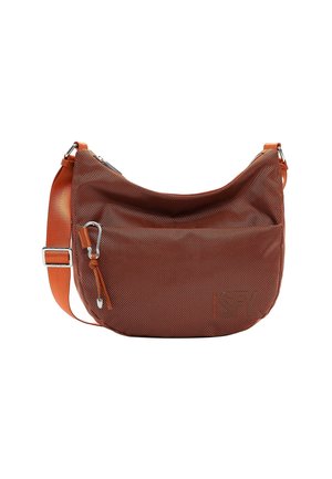 Sac à épaule en maille marron avec une bandoulière en cuir orange lisse, un zip en haut, des éléments de quincaillerie accentués et une poche avant pour un rangement supplémentaire.