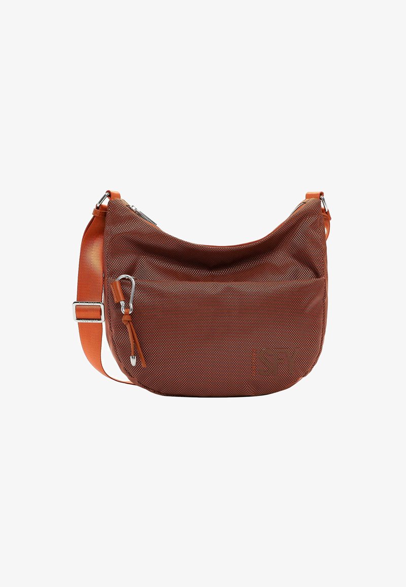 Borsa a spalla in rete marrone con una tracolla in pelle arancione liscia, una parte superiore con zip, accessori in metallo e una tasca frontale per ulteriore spazio di archiviazione.