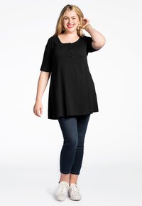 YOEK MANCHES COURTES - Tunikaer - black