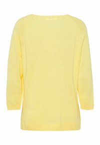 Gelber gestrickter Pullover mit lockerer Passform, Dreiviertelärmeln und rundem Halsausschnitt. Glatte Textur; keine Muster oder sichtbare Beschläge.