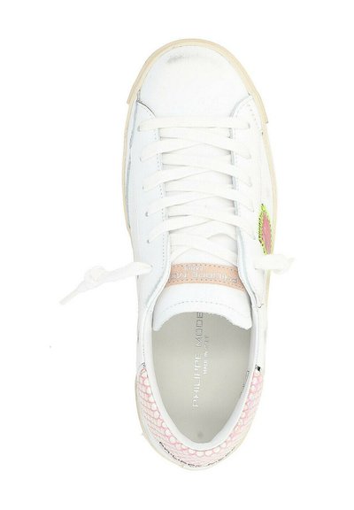 Sneaker in pelle bianca con punta arrotondata, dettagli rosa e verde, e chiusura con lacci. Presenta un pannello laterale testurizzato e suola beige.