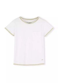 Biała koszulka z krótkim rękawem i okrągłym dekoltem, z zielonymi i złotymi akcentami przy dekolcie i brzegach rękawów oraz kieszenią na piersi.