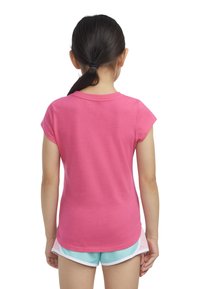 Ροζ κοντομάνικο μπλουζάκι με στρογγυλή λαιμόκοψη, λεία βαμβακερή ύφανση και ελαφρώς καμπυλωτό στρίφωμα. Φορεμένο με ανοιχτό μπλε σορτς.