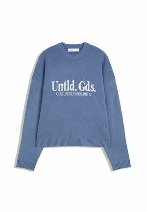 Blauwe gebreide trui met witte tekst "Untld. Gds. CULTURE BEYOND LIMITS" op de voorkant, met ribbelboord bij de ronde hals, mouwen en onderrand.