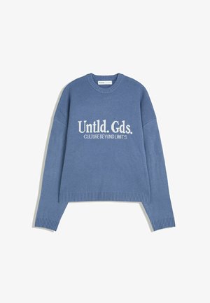 Blauer Strickpullover mit weißem Text "Untld. Gds. KULTUR ÜBER GRÄNZEN" auf der Vorderseite, mit geripptem Rundhalsausschnitt, Bündchen und Saum.