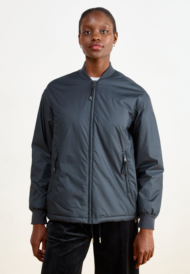 Giubbotto bomber grigio scuro con una texture liscia e opaca, chiusura frontale con zip e tasche laterali. Dotato di polsini a coste e colletto alto.