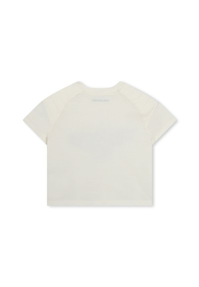 T-shirt à manches courtes de couleur crème avec une texture lisse. Présente des coutures raglan et un logo de marque discret au niveau de l'encolure arrière.