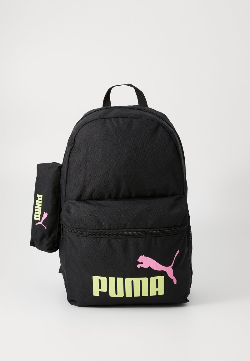 Črni nahrbtnik za obliko okroglega, z velikim PUMA logotipom v svetlo zeleni barvi in roza silhueto. Vključuje stransko žep za shranjevanje.