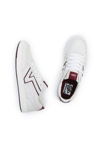 Sneakers bianchi in pelle con accenti bordeaux e dettagli perforati. Presentano chiusura con lacci e interno imbottito per il massimo comfort.
