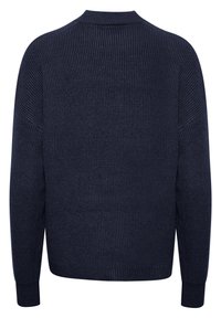 Navy modrý pletený sveter s rebrovým vzorom, okrúhlym výstrihom a dlhými rukávmi so priliehavými manžetami, ktorý sa vyznačuje jednoduchým chrbtovým dizajnom.