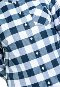 Košile na knoflíky vyrobená z tkané látky s námořnickou a bílou kostkovanou vzorem. Obsahuje náprsní kapsu a bílé knoflíky.