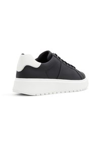 Sneaker in pelle nera con suola in gomma bianca. Le caratteristiche includono un design con lacci e pannelli laterali testurizzati, con un dettaglio sul tallone in contrasto.