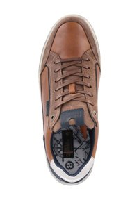 Braune Leder-Sneaker mit Schnürung, marineblauen Akzenten, einem gemusterten Innenfutter und einer weißen Gummisohle. Verfügt über eine runde Zehenpartie und strukturierte Details.