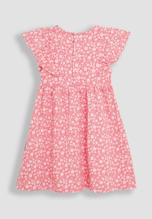 Rožinė gėlėta suknelė su trumpomis plazdančiomis rankovėmis, surinkta liemeniu ir užsegimu nugaroje. Įvairi mažų baltų gėlių kompozicija ant rožinio fono.