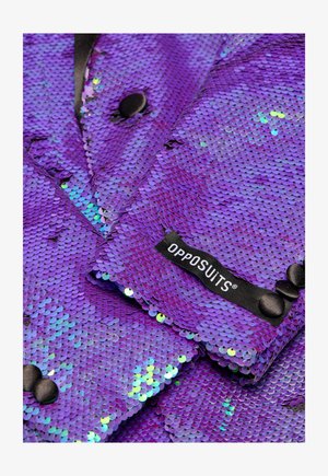 Lila Blazer aus Pailletten, mit satinähnlicher Textur, schwarzen Knöpfen und einem "OPPOSUITS"-Label am Ärmel.