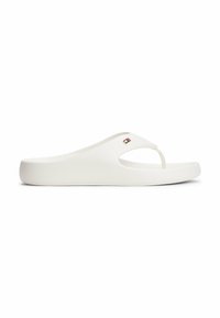 Chancla blanca con plantilla texturizada, correas flexibles y un pequeño logotipo. Presenta una punta redondeada y una suela suave.