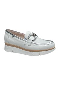 Chaussure blanche en cuir à enfiler avec accent argenté et semelle intermédiaire en liège texturé. Présente une boucle décorative et une semelle épaisse et texturée blanche.