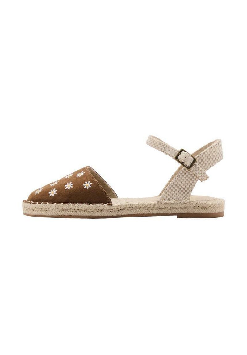 Espadrille en suède marron avec broderies florales blanches, bride de cheville tissée beige, semelle en jute et design à talon plat.