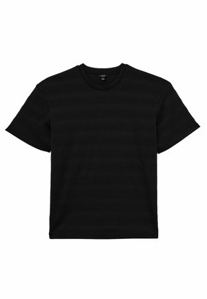Sort T-shirt med korte ærmer og rund hals, med subtilt lodret teksturmønster, lagt fladt på en hvid baggrund.