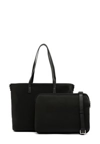Svart tote-väska med långa handtag, slät tyg och dragkedjestängning. En mindre matchande ficka med avtagbar rem ingår.