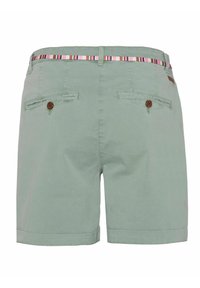 Short vert clair avec deux poches arrière boutonnées et une fine ceinture rayée multicolore sur fond blanc.