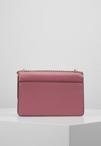 Borsa a tracolla in pelle sintetica rosa con tracolla a catena, presenta una forma rettangolare e una texture liscia, decorata con una semplice patta superiore.