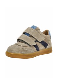 Sneaker da bambino in camoscio beige con accenti blu, due strisce in Velcro e suola in gomma marrone chiaro, leggermente inclinata verso destra.