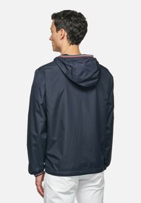 Marine windbreaker jas met een capuchon, voorzien van een gestreepte binnenkraag en elastische manchetten, gemaakt van glad, lichtgewicht materiaal.