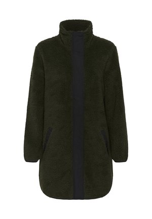 Abrigo de forro polar verde oliva suave con cuello alto, dos bolsillos laterales y un panel vertical negro contrastante en el centro. Mangas largas.