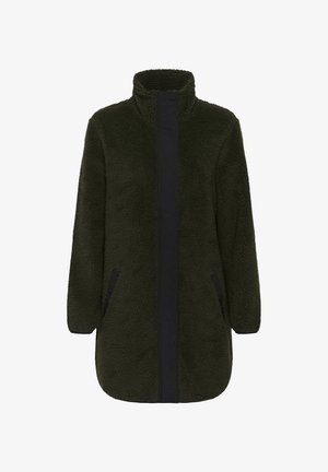 Abrigo de forro polar verde oliva suave con cuello alto, dos bolsillos laterales y un panel vertical negro contrastante en el centro. Mangas largas.