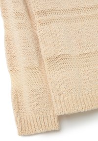 Hellbeige gestrickter Stoff mit einem offenen Gewebemuster und gerippten Kanten. Die Textur wirkt weich mit unterschiedlichen Streifen-Dichten.